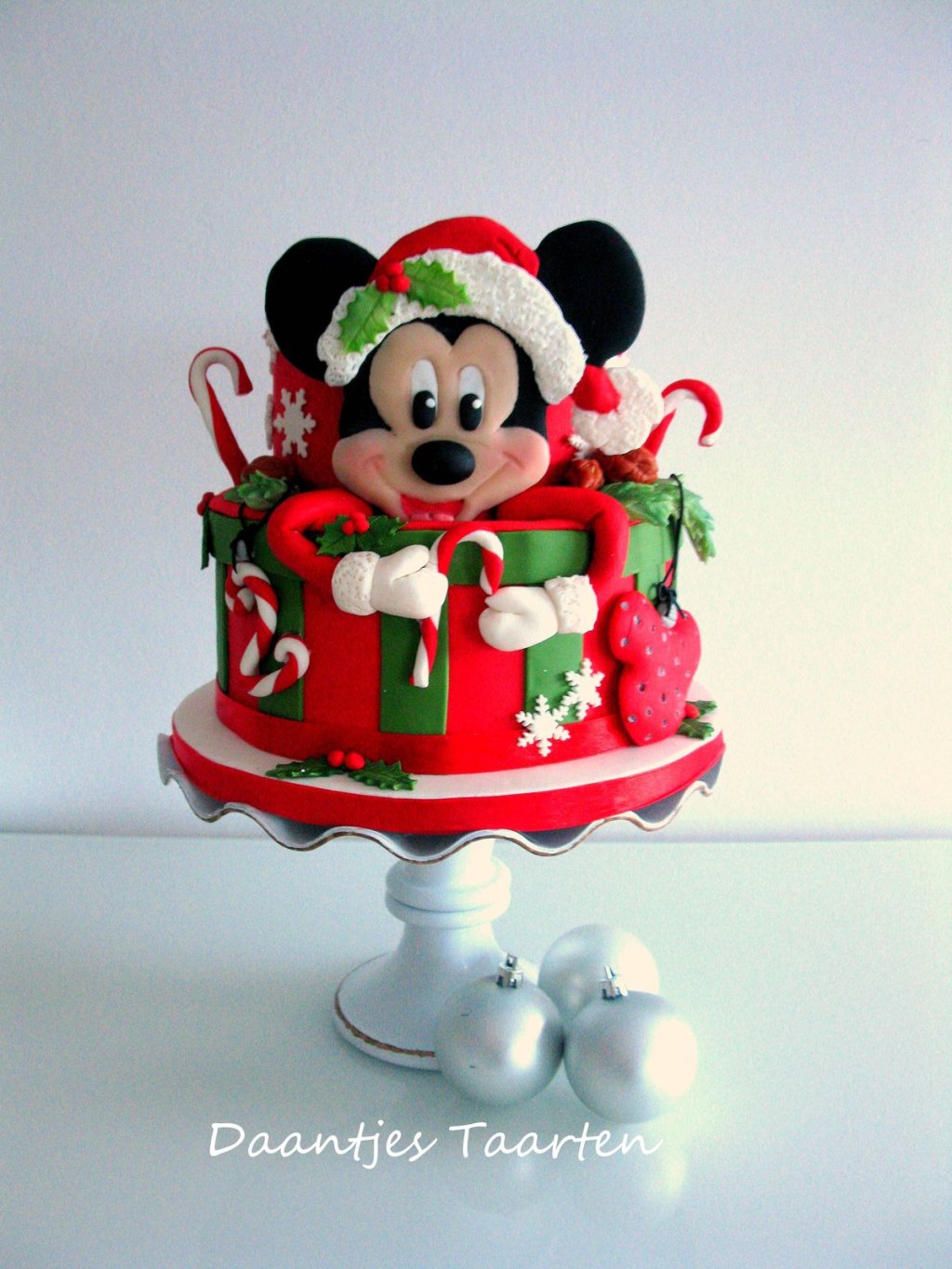 Picture of: Disney Christmas Cakes ideas  christmas cake, disney christmas